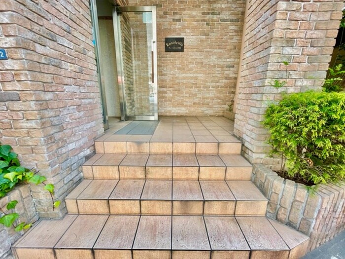 物件外観写真4　(エントランス部分)