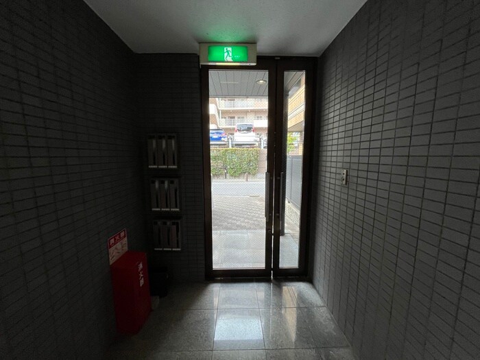 物件外観写真3　(エントランス部分)