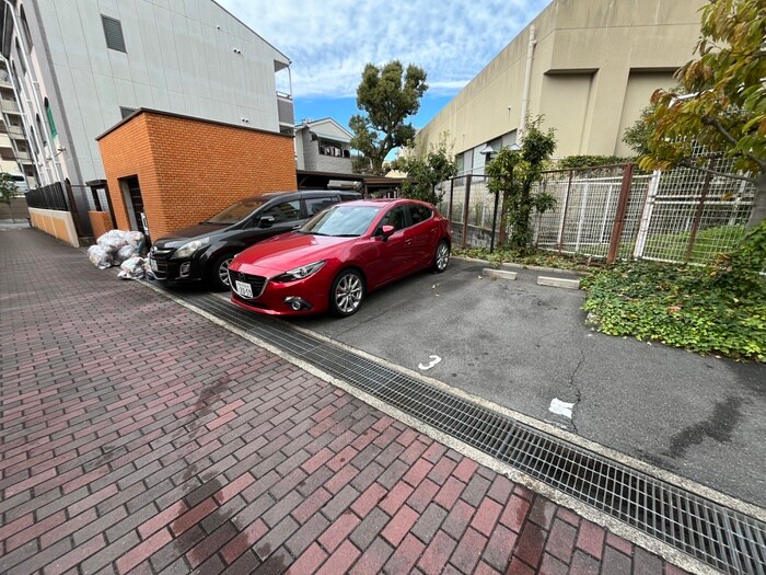 物件外観写真6　(駐車場)