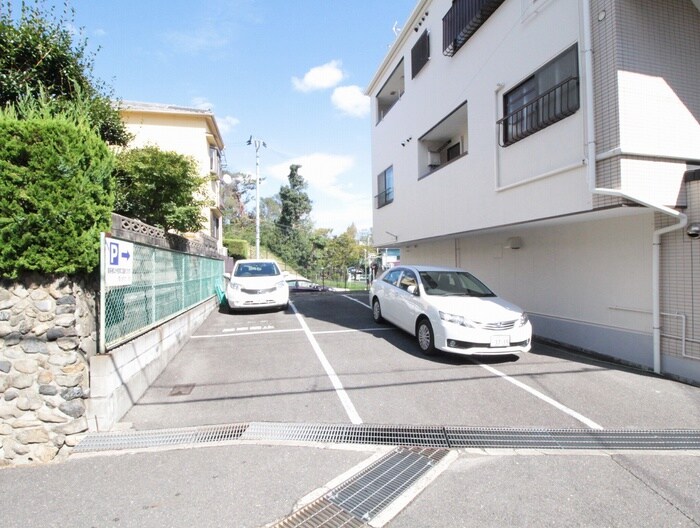 物件外観写真6　(駐車場)