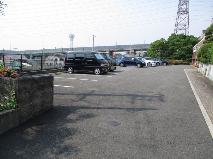 物件外観写真5　(駐車場)