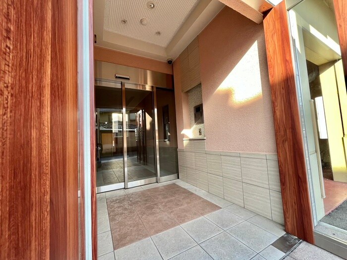 物件外観写真5　(エントランス部分)