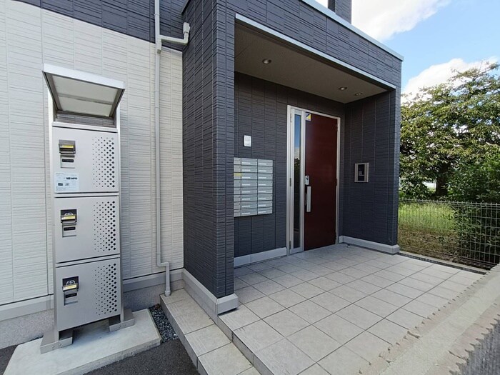 物件外観写真3　(エントランス部分)