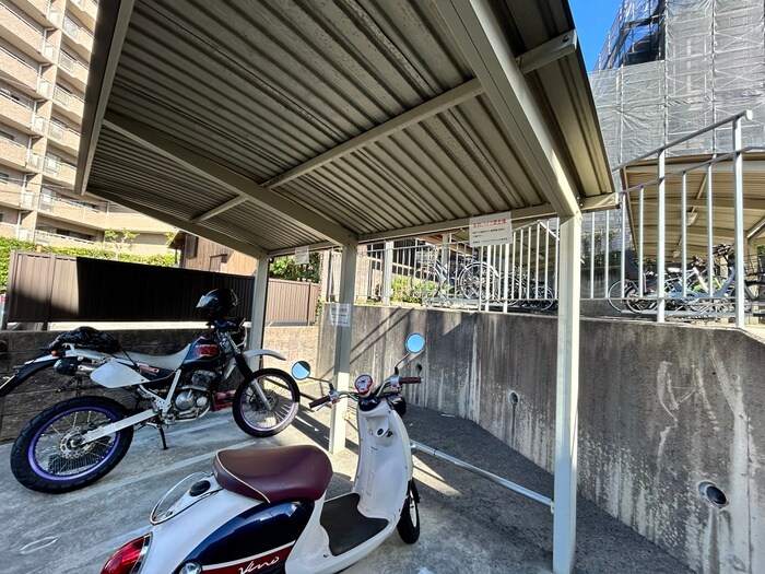 物件外観写真5　(バイク置き場)