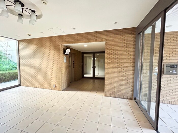 物件外観写真6　(エントランス部分)