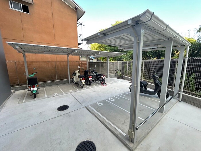 物件外観写真3　(バイク置き場)