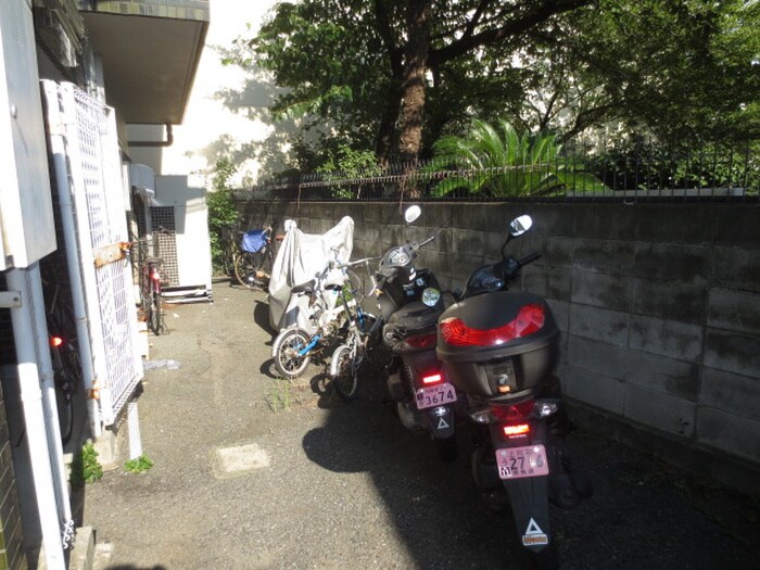 物件外観写真4　(バイク置き場)