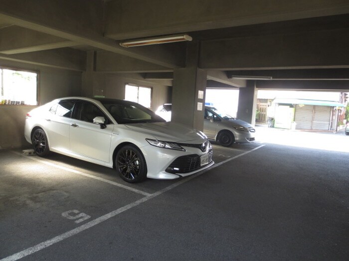 物件外観写真5　(駐車場)