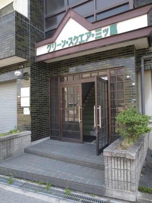 物件外観写真6　(エントランス部分)