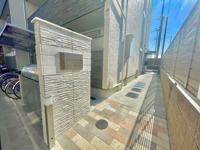 物件外観写真3　(エントランス部分)