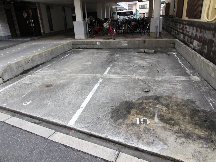 物件外観写真2　(駐車場)