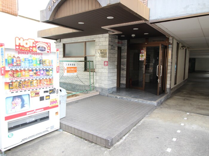 物件外観写真3　(エントランス部分)