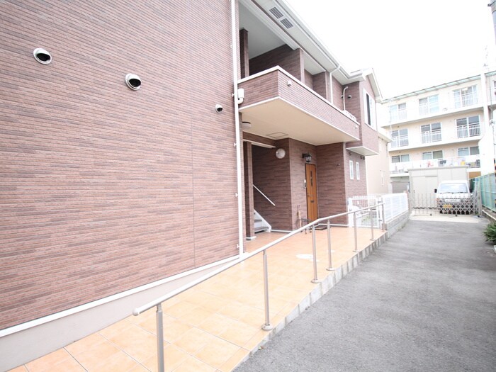 物件外観写真2　(エントランス部分)