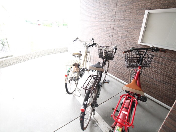 物件外観写真3　(駐輪場)