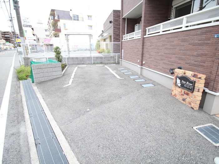 物件外観写真5　(駐車場)