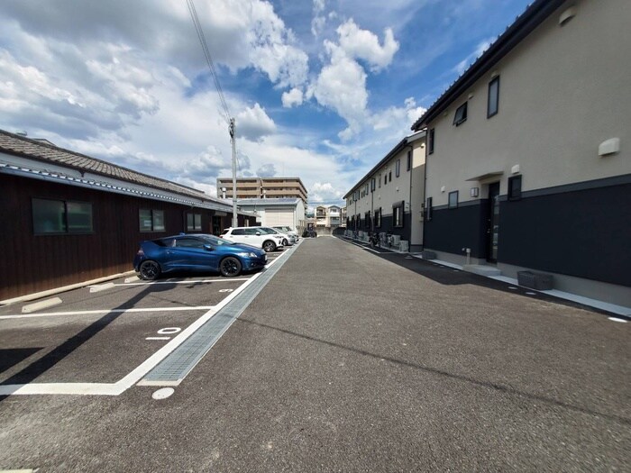 物件外観写真6　(駐車場)