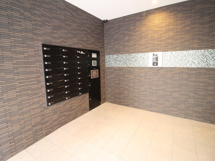 物件外観写真3　(エントランス部分)