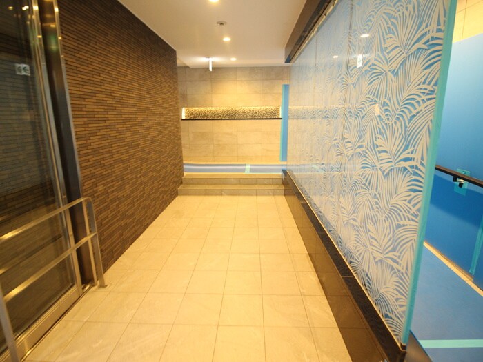 物件外観写真4　(エントランス部分)