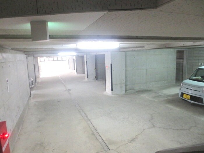 物件外観写真5　(駐車場)