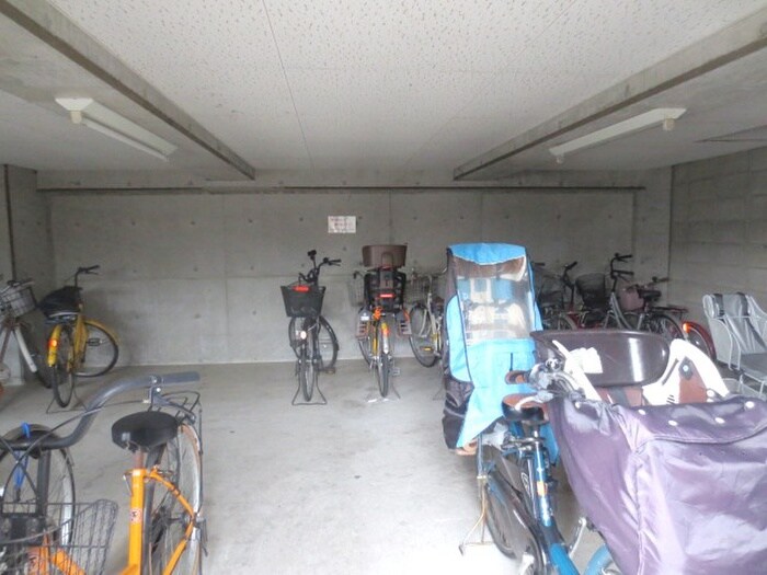 物件外観写真6　(駐輪場)