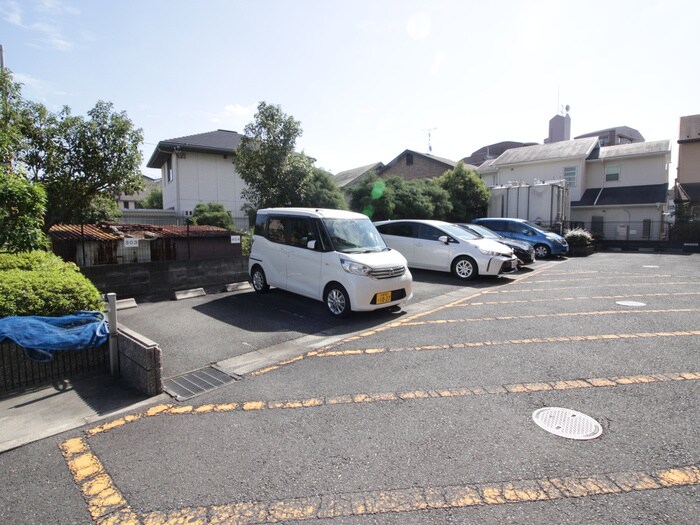 物件外観写真4　(駐車場)