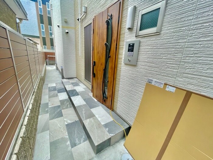 物件外観写真5　(エントランス部分)