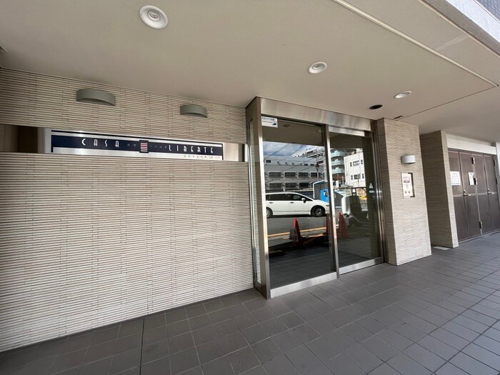 物件外観写真3　(エントランス部分)