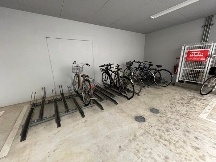 物件外観写真5　(駐輪場)