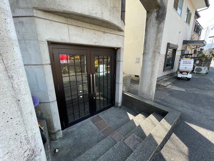 物件外観写真4　(エントランス部分)