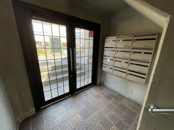 物件外観写真6　(エントランス部分)