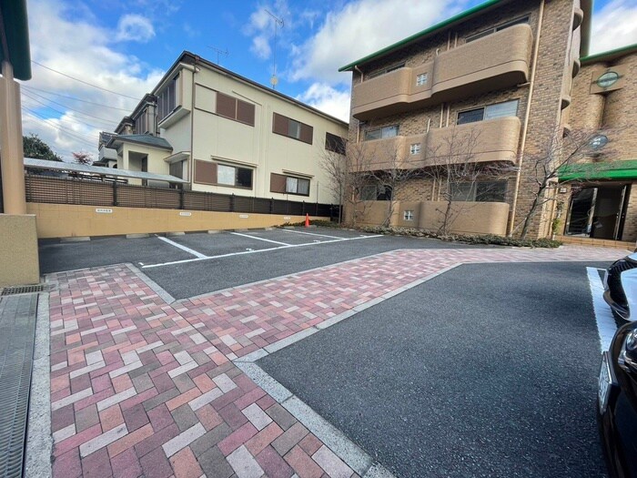 物件外観写真2　(駐車場)