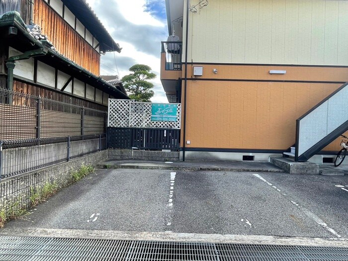 物件外観写真6　(駐車場)