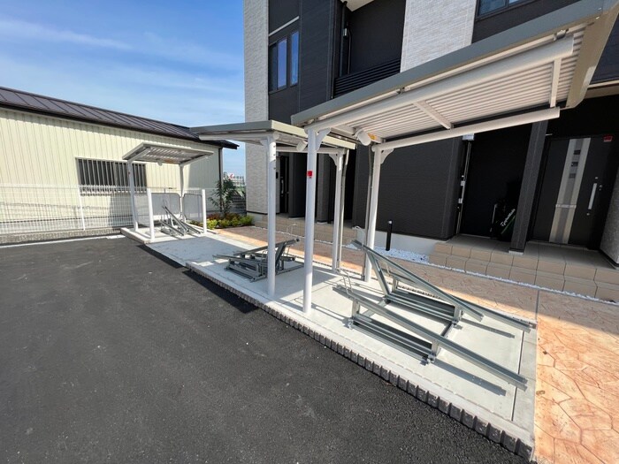 物件外観写真5　(駐輪場)