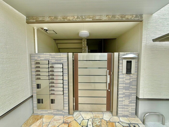 物件外観写真4　(エントランス部分)