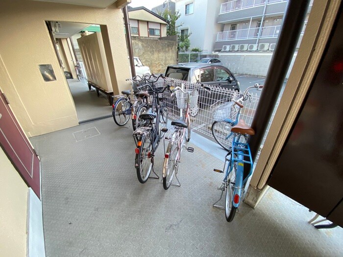 物件外観写真4　(駐輪場)
