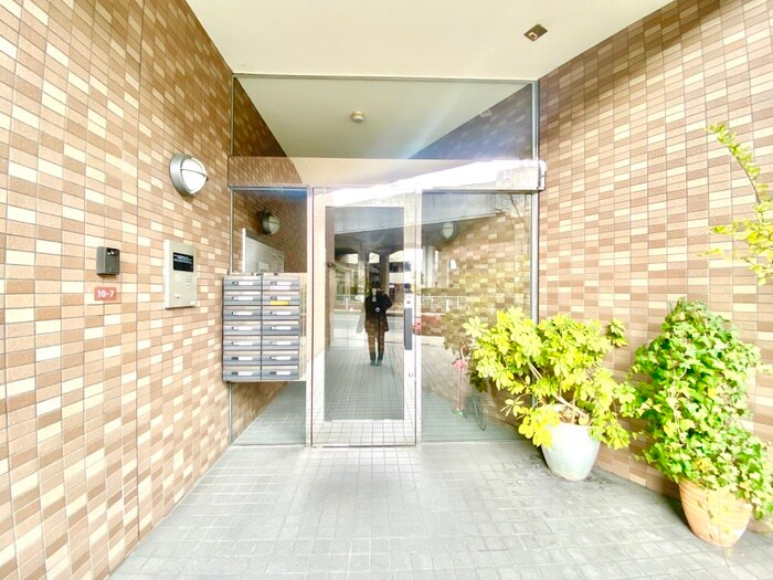 物件外観写真2　(エントランス部分)