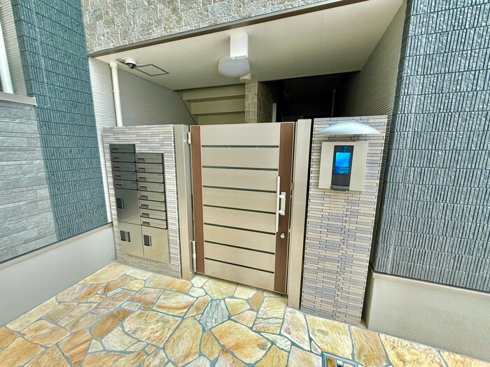 物件外観写真2　(エントランス部分)