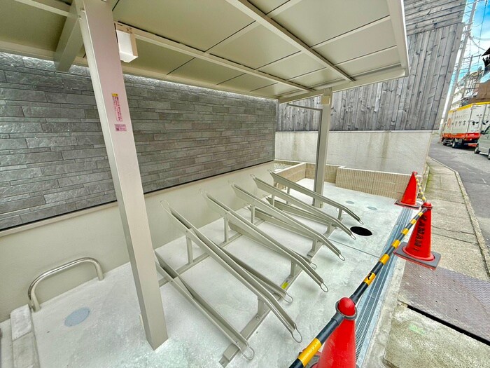 物件外観写真4　(駐輪場)