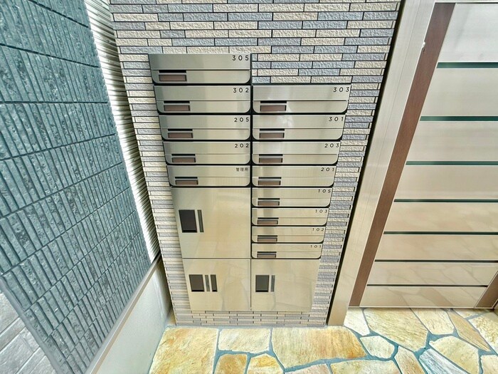 物件外観写真6　(エントランス部分)