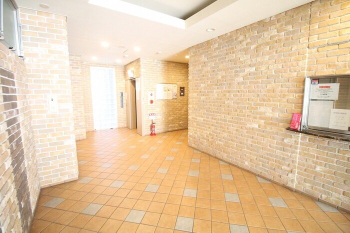 物件外観写真4　(エントランス部分)