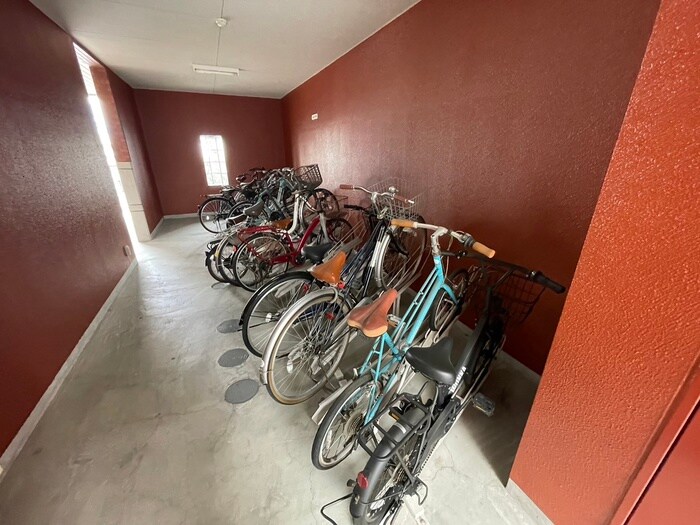 物件外観写真5　(駐輪場)