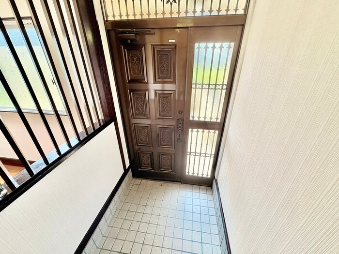 物件内観写真12　(玄関)