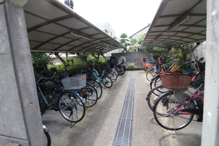 物件外観写真4　(駐輪場)