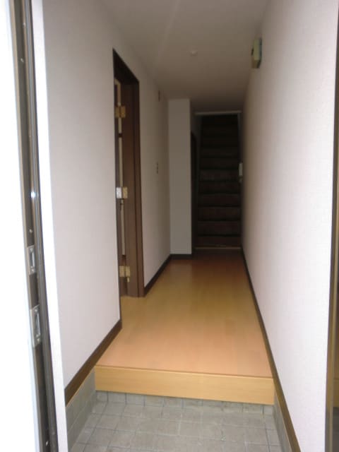 物件内観写真4　(玄関)