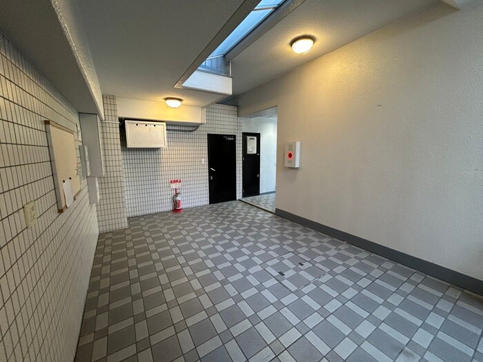 物件外観写真6　(エントランス部分)