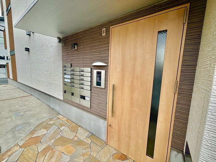 物件外観写真6　(エントランス部分)
