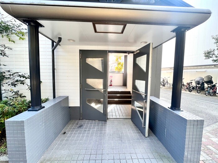 物件外観写真4　(エントランス部分)