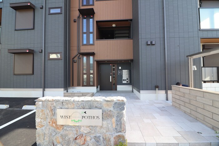 物件外観写真3　(エントランス部分)