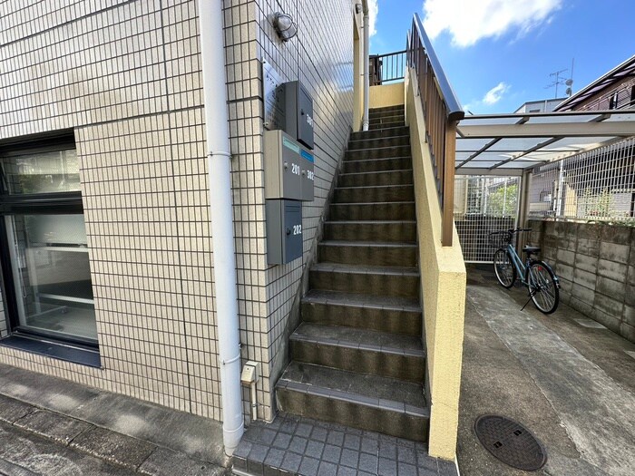 物件外観写真3　(エントランス部分)