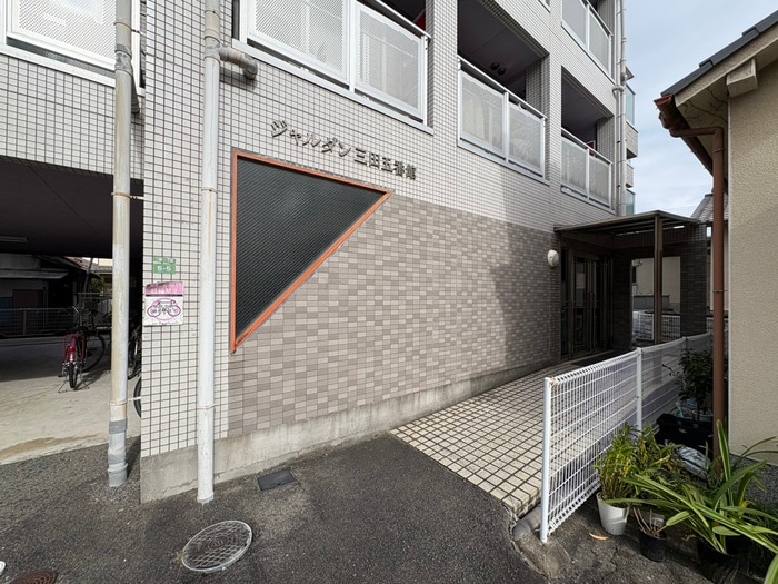 物件外観写真3　(エントランス部分)